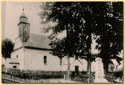 Kirche Nikl mit Kriegerdenkmal