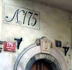 Haus in Prag mit alter (aufgemalter) und neuer (roter) Konskriptionsnummer und der Orientierungsnummer